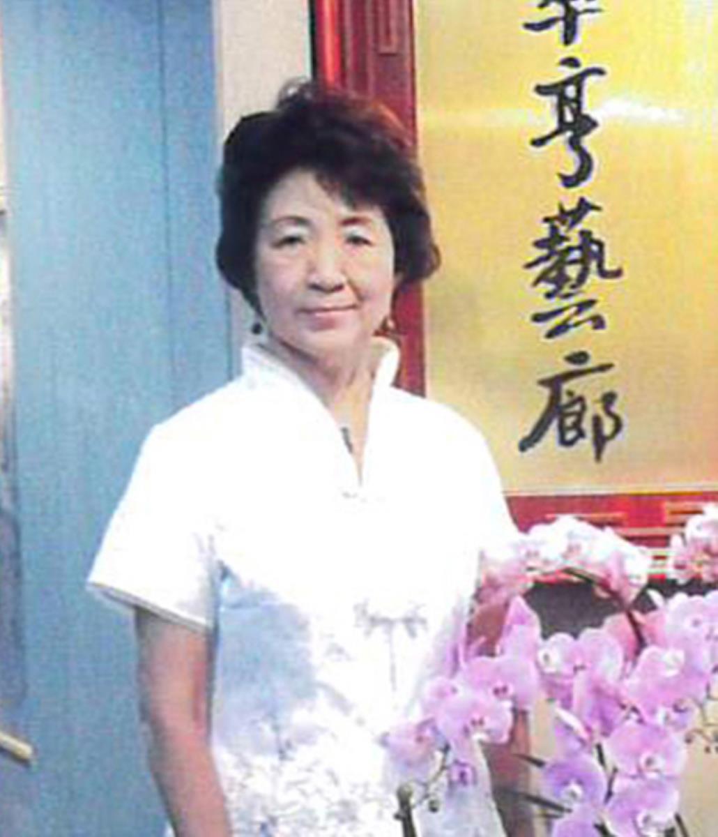 李育萱
